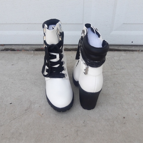 Mia - Picture 3 of 4